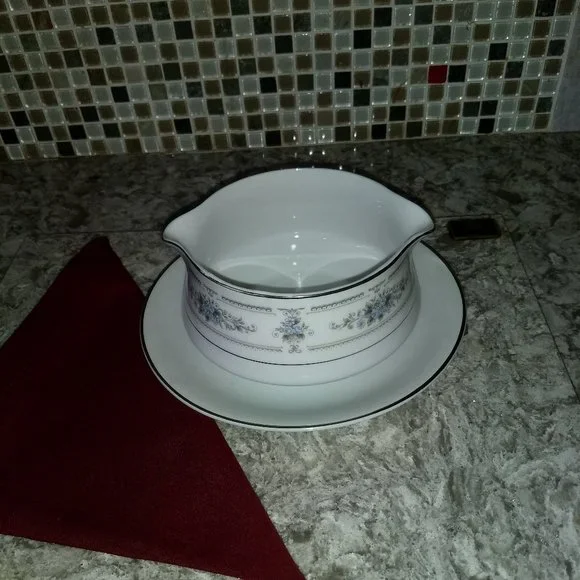 Wade Ellington Gravy Boat - Picture 3 of 4